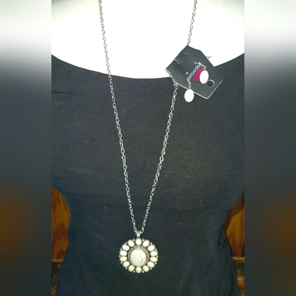 Bundle of NWT Paparazzi necklaces. - Picture 4 of 9